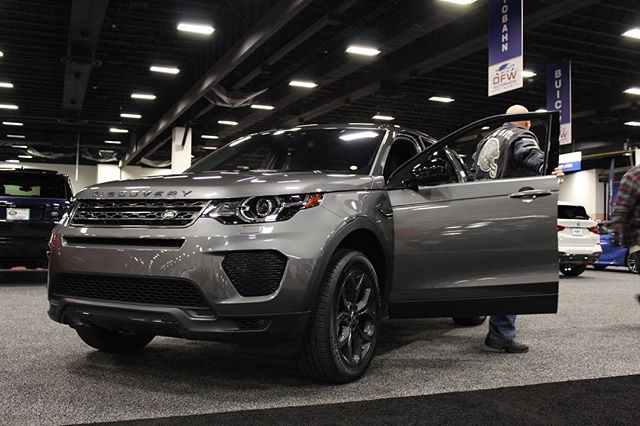 There’s always something to Discover at the #ftworthautoshow! Sorry...I was trying to be punny 😬 #landrover #discovery #autoshow #fortworth