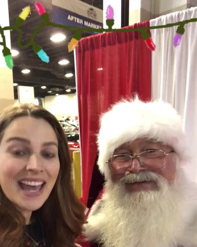 There’s still time to meet Santa! He won’t be leaving the #ftworthautoshow until 4pm, so come on down! #santa #christmas #autoshow #fortworth #sundayfunday