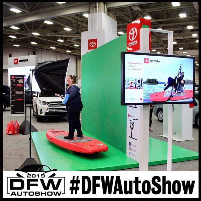 Ever want to try paddle boarding but didn’t want to get wet? Well when you come to the #dfwautoshow, swing by @toyota and check out their #greenscreen! #dallas #paddleboarding #letsgoplaces #toyota #digital