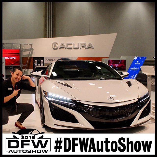 Flexing for the gram💪🏼 The @acura NSX is not one to be messed with. #dfwautoshow #autoshow #acura #luxury