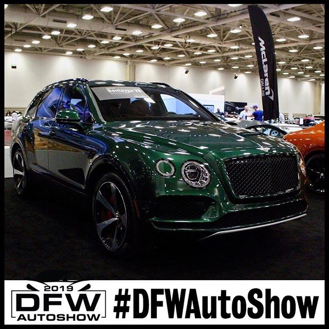 The color of this #bentley is incredible💚💚💚 And check out those headlights! @bentleymotors #dfwautoshow #autoshow #luxury