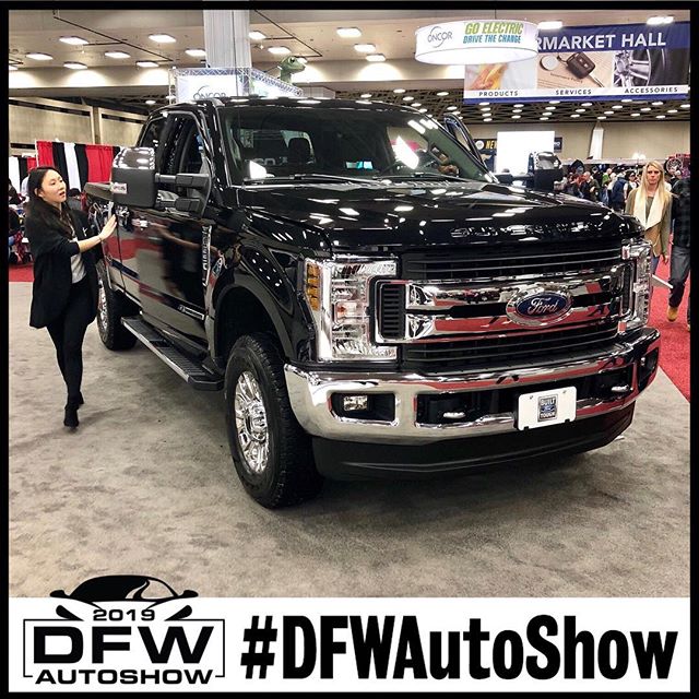 This F250 leaves us is awe😯 And apparently everyone else feels the same way🤭 #dfwautoshow #dallas #ford #f250